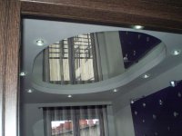 Зеркальный натяжной потолок в прихожей