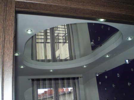 Зеркальный натяжной потолок в прихожей