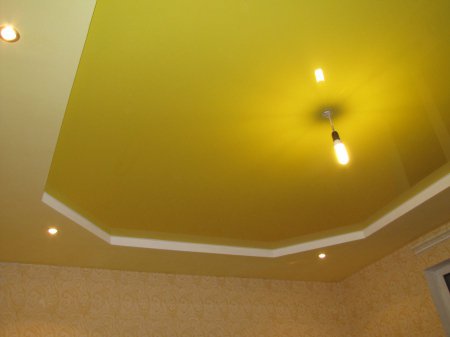 Желтый глянцевый потолок в спальне