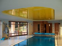 Желтый натяжной потолок в бассейне
