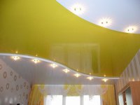 Желтый натяжной потолок в гостиной