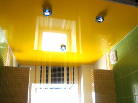 Желтый потолок в ванной
